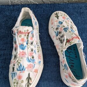 Blowfish Malibu cactus flower slip on sneaker shoes size 7